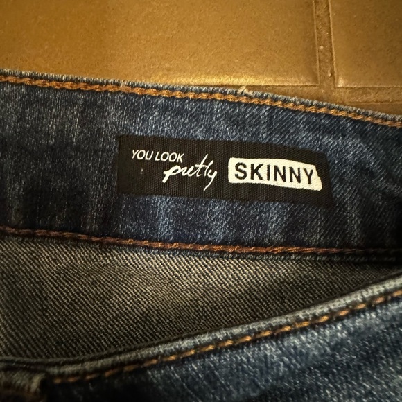 KENSIE "Tell Me Something Pretty"
Capri Jeans Size 27 Medium Wash Whiskers EUC - Picture 11 of 15